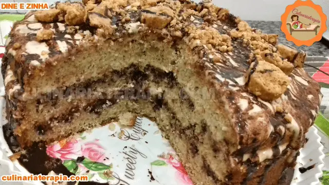 Bolo de Paçoca com Calda de Chocolate