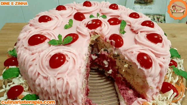 Torta Fria Salgada de Frango Decorada Cor de Rosa