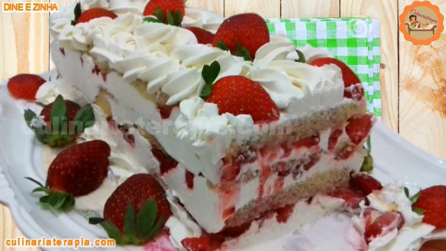 Bolo Gelado de Morango com Creme