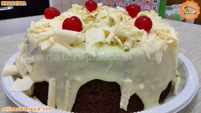 Bolo de Chocolate com Cobertura de Leite Ninho