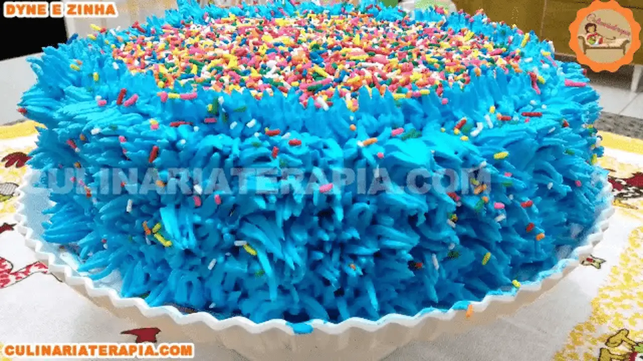 Bolo de Festa com Chantilly Azul