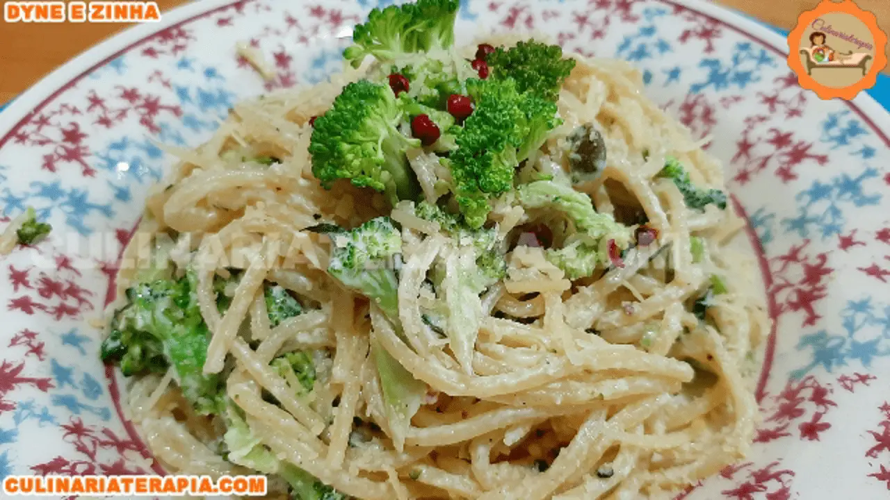 Macarrão com Brócolis ao Creme de Leite