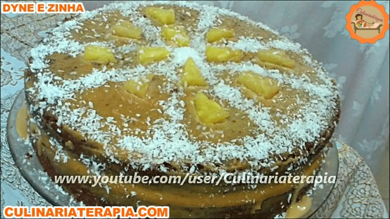 Bolo de Iogurte com Doce de Leite e Abacaxi