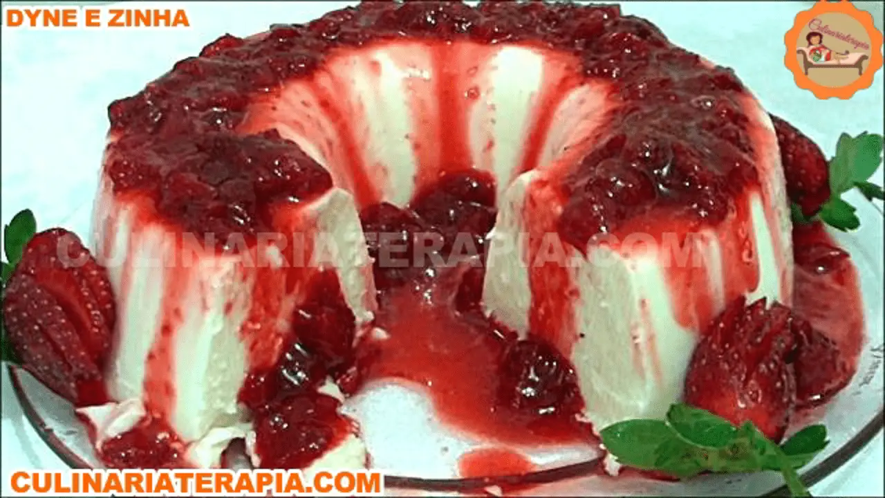 Manjar Delicioso com Calda de Morangos
