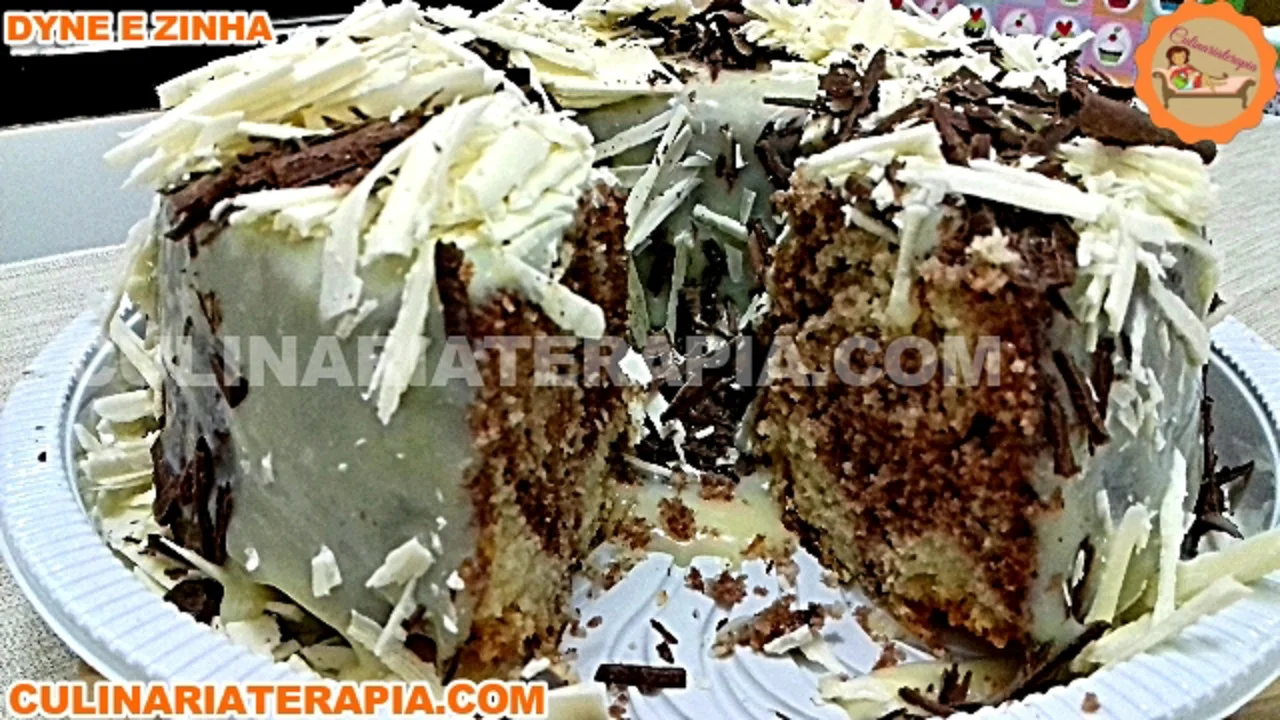 Bolo Mesclado com Cobertura e Raspas de Chocolate